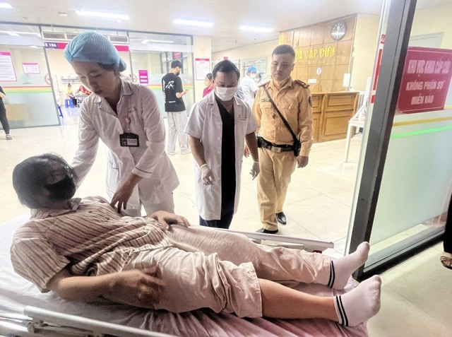 CSGT dẫn đường đưa người bị tai nạn đi cấp cứu giữa giờ cao điểm- Ảnh 1. CSGT dẫn đường đưa người bị tai nạn đi cấp cứu giữa giờ cao điểm- Ảnh 1.