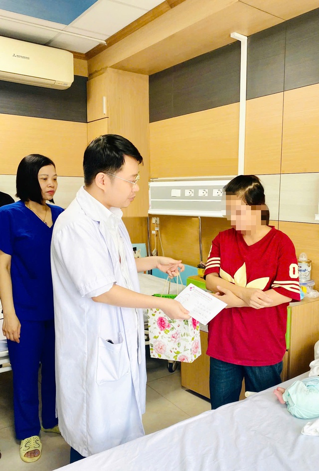 BV Sản Nhi tỉnh Phú Thọ đồng hành cùng bệnh nhân khó khăn: Khi yêu thương trở thành liều thuốc nhiệm màu- Ảnh 2. BV Sản Nhi tỉnh Phú Thọ đồng hành cùng bệnh nhân khó khăn: Khi yêu thương trở thành liều thuốc nhiệm màu- Ảnh 2.