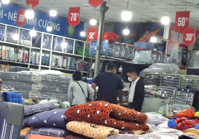 Thị trường chăn ga gối đệm bắt đầu 'nóng' lên khi gió lạnh tràn về- Ảnh 1. Thị trường chăn ga gối đệm bắt đầu 'nóng' lên khi gió lạnh tràn về- Ảnh 1.