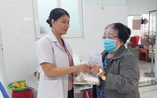 'Làn gió mới' trạm y tế ở TPHCM: Khi bác sĩ mang niềm tin đến với người dân- Ảnh 2. 'Làn gió mới' trạm y tế ở TPHCM: Khi bác sĩ mang niềm tin đến với người dân- Ảnh 2.