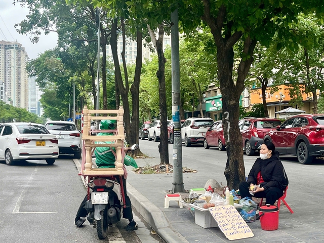 Hà Nội đón gió lạnh đầu mùa, người dân khoác áo ấm xuống phố- Ảnh 9. Hà Nội đón gió lạnh đầu mùa, người dân khoác áo ấm xuống phố- Ảnh 9.