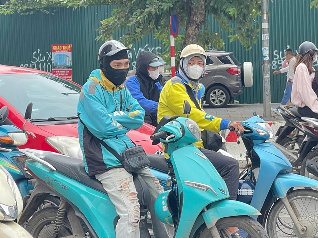 Hà Nội đón gió lạnh đầu mùa, người dân khoác áo ấm xuống phố- Ảnh 2. Hà Nội đón gió lạnh đầu mùa, người dân khoác áo ấm xuống phố- Ảnh 2.
