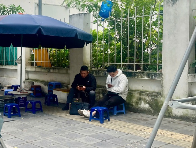 Hà Nội đón gió lạnh đầu mùa, người dân khoác áo ấm xuống phố- Ảnh 5. Hà Nội đón gió lạnh đầu mùa, người dân khoác áo ấm xuống phố- Ảnh 5.