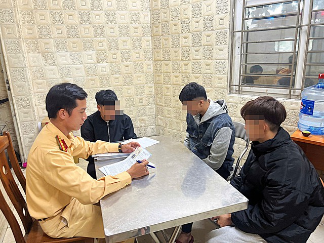 Xử lý nhóm thanh niên đeo bám xe chở phạm nhân trên phố Lê Đức Thọ- Ảnh 3. Xử lý nhóm thanh niên đeo bám xe chở phạm nhân trên phố Lê Đức Thọ- Ảnh 3.