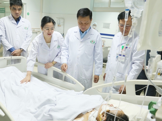 Phó Chủ tịch UBND tỉnh Nghệ An thăm hỏi các nạn nhân sau vụ tấn công tại Bệnh viện Sản Nhi- Ảnh 1. Phó Chủ tịch UBND tỉnh Nghệ An thăm hỏi các nạn nhân sau vụ tấn công tại Bệnh viện Sản Nhi- Ảnh 1.