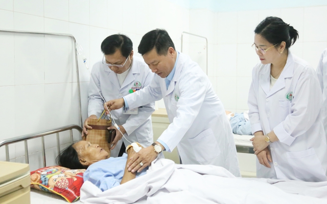 Phó Chủ tịch UBND tỉnh Nghệ An thăm hỏi các nạn nhân sau vụ tấn công tại Bệnh viện Sản Nhi- Ảnh 2. Phó Chủ tịch UBND tỉnh Nghệ An thăm hỏi các nạn nhân sau vụ tấn công tại Bệnh viện Sản Nhi- Ảnh 2.