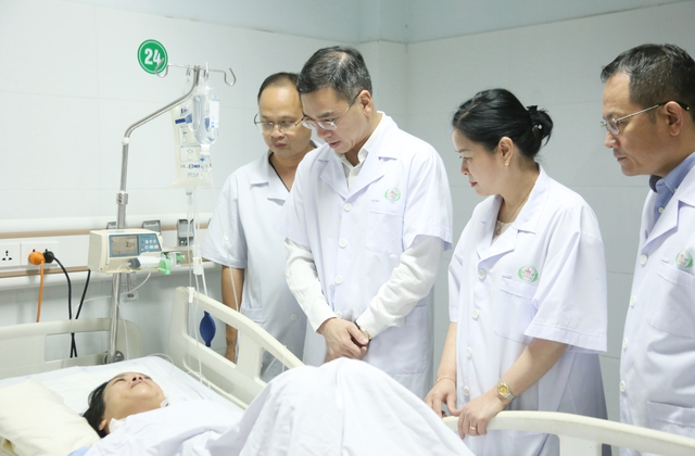 Tạm giữ hình sự đối tượng dùng dao tấn công khiến nhiều người bị thương tại Bệnh viện Sản Nhi Nghệ An- Ảnh 2.