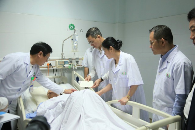 'Hãy để thầy thuốc được cứu người trong môi trường an toàn'- Ảnh 1. 'Hãy để thầy thuốc được cứu người trong môi trường an toàn'- Ảnh 1.