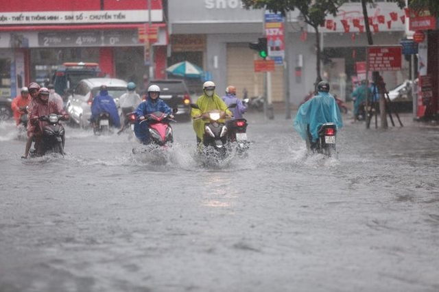 Mưa do hoàn lưu bão số 12 ở miền Trung không như dự kiến ban đầu- Ảnh 2. Mưa do hoàn lưu bão số 12 ở miền Trung không như dự kiến ban đầu- Ảnh 2.