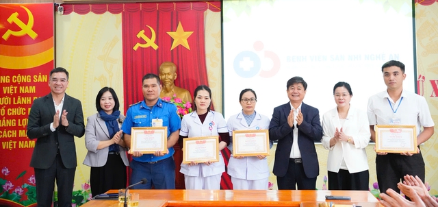 'Hãy để thầy thuốc được cứu người trong môi trường an toàn'- Ảnh 6. 'Hãy để thầy thuốc được cứu người trong môi trường an toàn'- Ảnh 6.