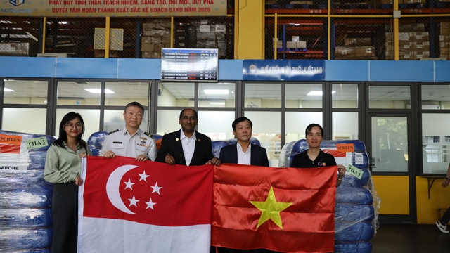 Tiếp nhận hàng viện trợ khẩn cấp của Singapore cho người dân vùng thiên tai tại Tuyên Quang- Ảnh 2. Tiếp nhận hàng viện trợ khẩn cấp của Singapore cho người dân vùng thiên tai tại Tuyên Quang- Ảnh 2.
