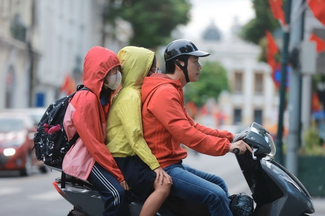 Miền Bắc trở lạnh, miền Trung mưa lũ rất phức tạp- Ảnh 2. Miền Bắc trở lạnh, miền Trung mưa lũ rất phức tạp- Ảnh 2.