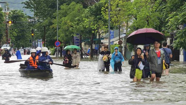 Miền Trung lại bước vào đợt mưa lớn tiếp nối- Ảnh 2. Miền Trung lại bước vào đợt mưa lớn tiếp nối- Ảnh 2.