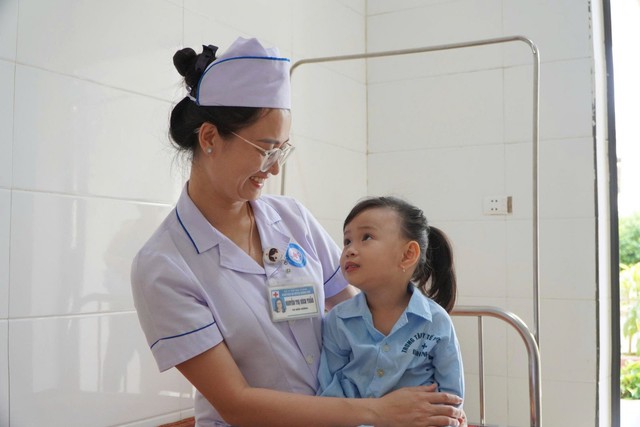 Ngọn lửa yêu nghề trong trái tim người điều dưỡng- Ảnh 4. Ngọn lửa yêu nghề trong trái tim người điều dưỡng- Ảnh 4.