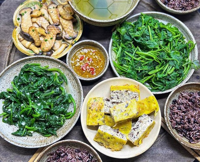 Rau xanh đắt đỏ sau mưa lũ: Chuyên gia hướng dẫn cách đảm bảo dinh dưỡng cho gia đình- Ảnh 1. Rau xanh đắt đỏ sau mưa lũ: Chuyên gia hướng dẫn cách đảm bảo dinh dưỡng cho gia đình- Ảnh 1.