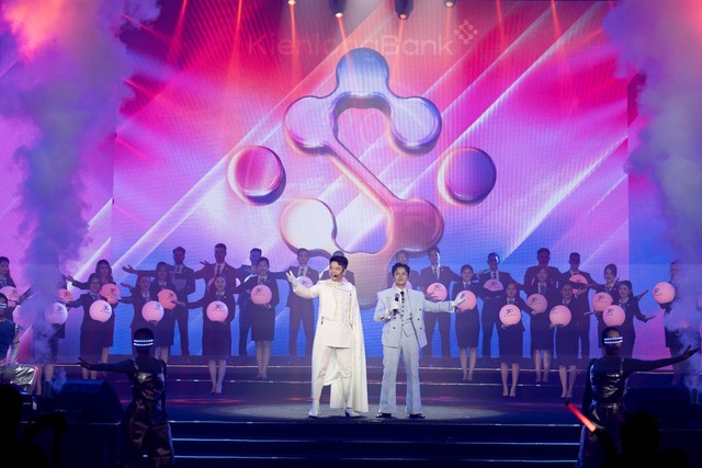 Chủ tịch KienlongBank kể chuyện thương hiệu bằng màn trình diễn 'hot' như anh trai vượt ngàn chông gai- Ảnh 2. Chủ tịch KienlongBank kể chuyện thương hiệu bằng màn trình diễn 'hot' như anh trai vượt ngàn chông gai- Ảnh 2.