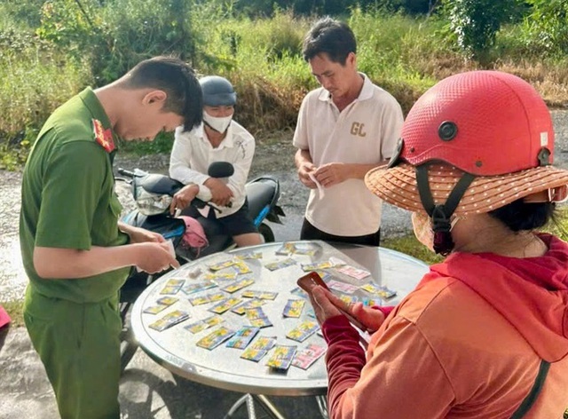 Người phụ nữ bán vé số thoát nạn khi bị nước lũ cuốn trôi cùng xe máy- Ảnh 1.