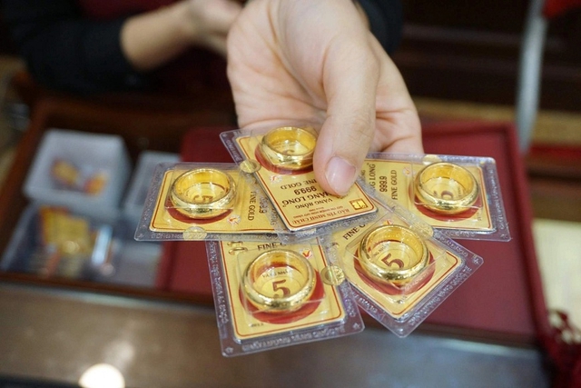 Giá vàng hôm nay ngày 27/10 đồng loạt giảm mạnh- Ảnh 1. Giá vàng hôm nay ngày 27/10 đồng loạt giảm mạnh- Ảnh 1.