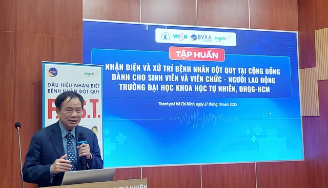 Hơn 300 sinh viên được mục sở thị kỹ thuật 'cứu người đột quỵ'- Ảnh 3. Hơn 300 sinh viên được mục sở thị kỹ thuật 'cứu người đột quỵ'- Ảnh 3.