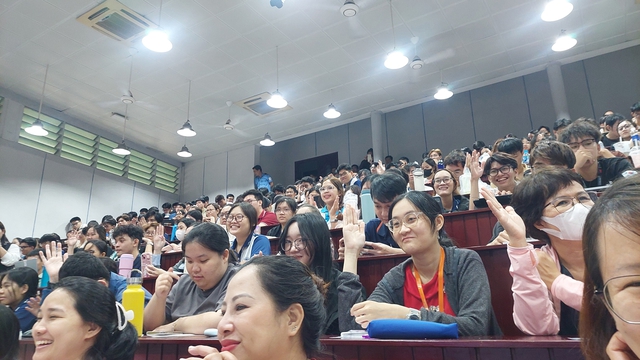 Hơn 300 sinh viên được mục sở thị kỹ thuật 'cứu người đột quỵ'- Ảnh 2. Hơn 300 sinh viên được mục sở thị kỹ thuật 'cứu người đột quỵ'- Ảnh 2.