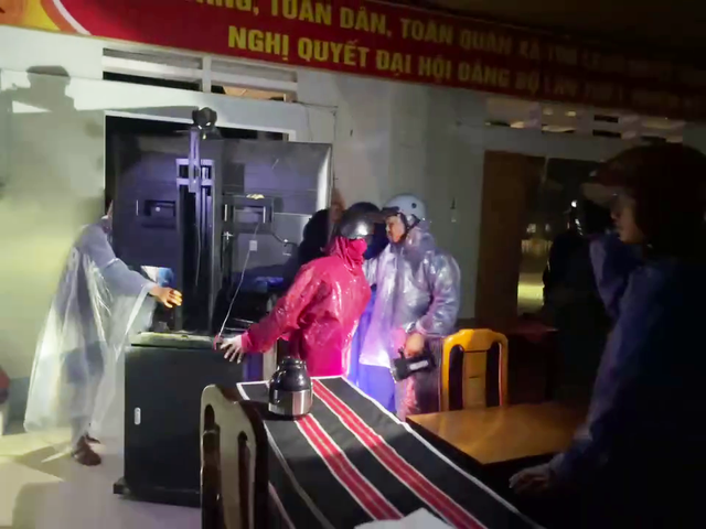 Mưa lớn gây sạt lở, hàng trăm hộ dân ở Đà Nẵng bị cô lập- Ảnh 1. Mưa lớn gây sạt lở, hàng trăm hộ dân ở Đà Nẵng bị cô lập- Ảnh 1.