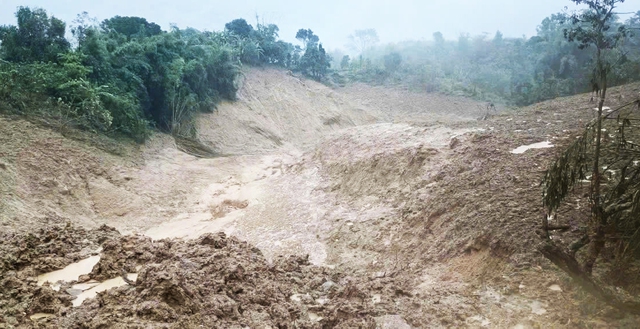 Nổ lớn trong đêm, 5 thôn bị chia cắt do sạt lở núi- Ảnh 1. Nổ lớn trong đêm, 5 thôn bị chia cắt do sạt lở núi- Ảnh 1.