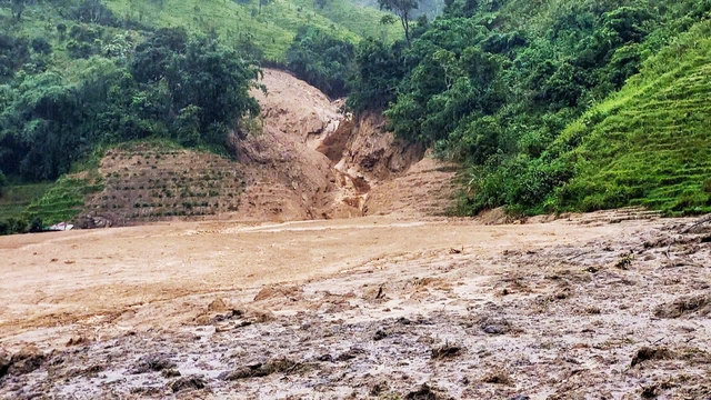 Nổ lớn trong đêm, 5 thôn bị chia cắt do sạt lở núi- Ảnh 2. Nổ lớn trong đêm, 5 thôn bị chia cắt do sạt lở núi- Ảnh 2.