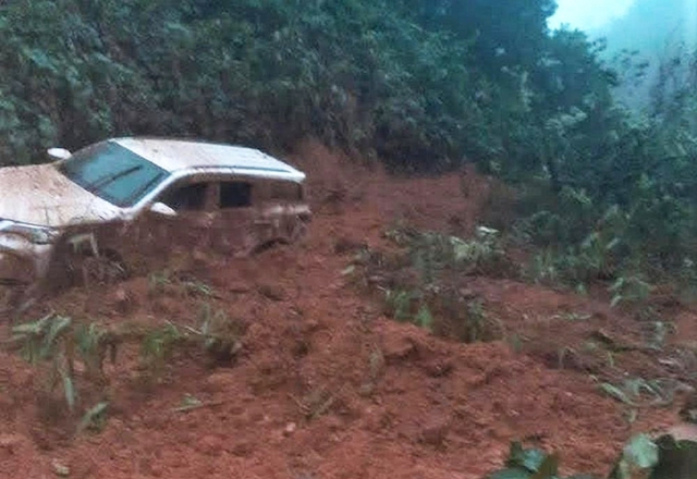 Mưa lớn gây sạt lở, hàng trăm hộ dân ở Đà Nẵng bị cô lập- Ảnh 3. Mưa lớn gây sạt lở, hàng trăm hộ dân ở Đà Nẵng bị cô lập- Ảnh 3.