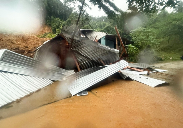 Mưa lớn gây sạt lở, hàng trăm hộ dân ở Đà Nẵng bị cô lập- Ảnh 9. Mưa lớn gây sạt lở, hàng trăm hộ dân ở Đà Nẵng bị cô lập- Ảnh 9.