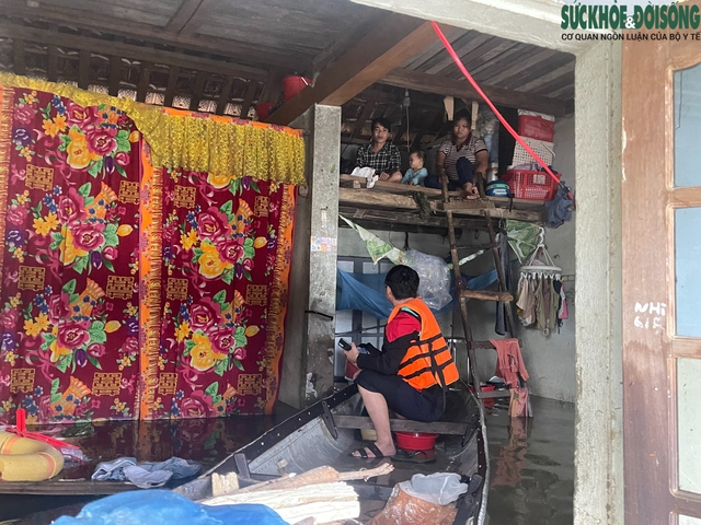 Người dân lên gác mái chật hẹp sinh hoạt chờ lũ rút- Ảnh 10.