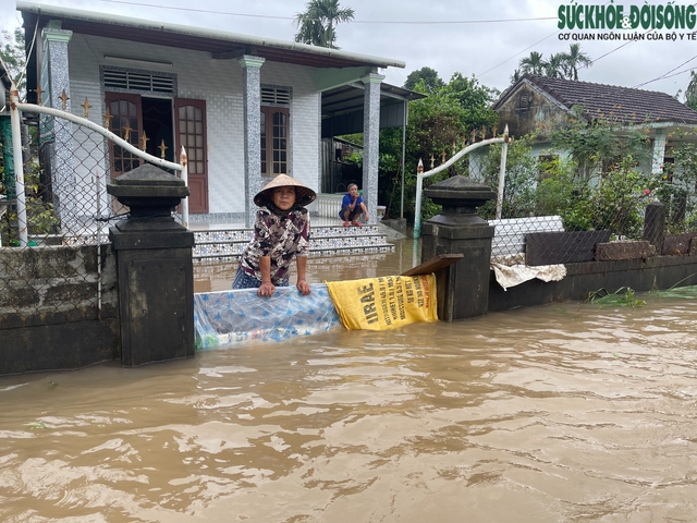 Người dân lên gác mái chật hẹp sinh hoạt chờ lũ rút- Ảnh 17.