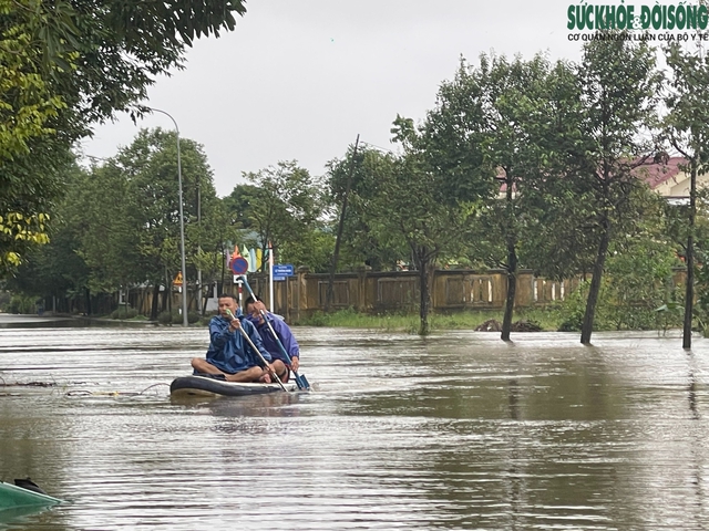 Người dân lên gác mái chật hẹp sinh hoạt chờ lũ rút- Ảnh 22.