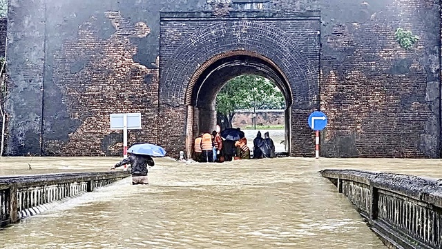 Mưa lớn gây ngập và sạt lở, Huế vẫn còn nhiều điểm chưa thể thông xe- Ảnh 2. Mưa lớn gây ngập và sạt lở, Huế vẫn còn nhiều điểm chưa thể thông xe- Ảnh 2.