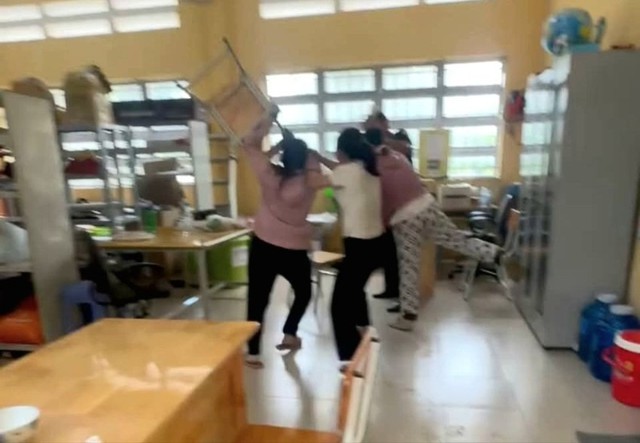 Phụ huynh hành hung giáo viên sẽ bị xử lý thế nào?- Ảnh 1. Phụ huynh hành hung giáo viên sẽ bị xử lý thế nào?- Ảnh 1.