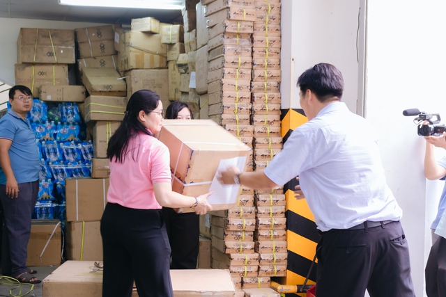TPHCM tiếp tục gửi 70 tấn hàng cứu trợ hỗ trợ đồng bào vùng bão, lũ- Ảnh 1. TPHCM tiếp tục gửi 70 tấn hàng cứu trợ hỗ trợ đồng bào vùng bão, lũ- Ảnh 1.