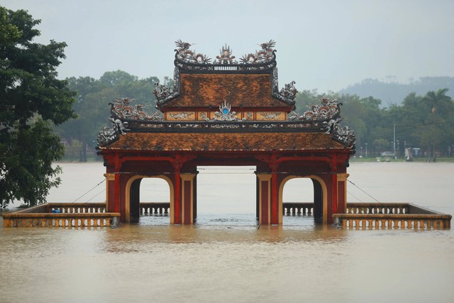 Nguyên nhân gây mưa lớn dữ dội ở Huế, lượng mưa lên đến trên 1700mm trong ngày- Ảnh 2. Nguyên nhân gây mưa lớn dữ dội ở Huế, lượng mưa lên đến trên 1700mm trong ngày- Ảnh 2.
