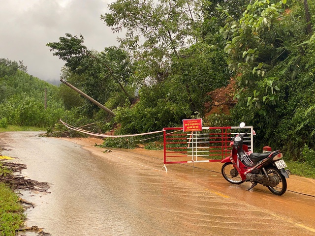 Tỉnh lộ ở xã miền núi TP Huế xuất hiện vết nứt dài- Ảnh 3. Tỉnh lộ ở xã miền núi TP Huế xuất hiện vết nứt dài- Ảnh 3.