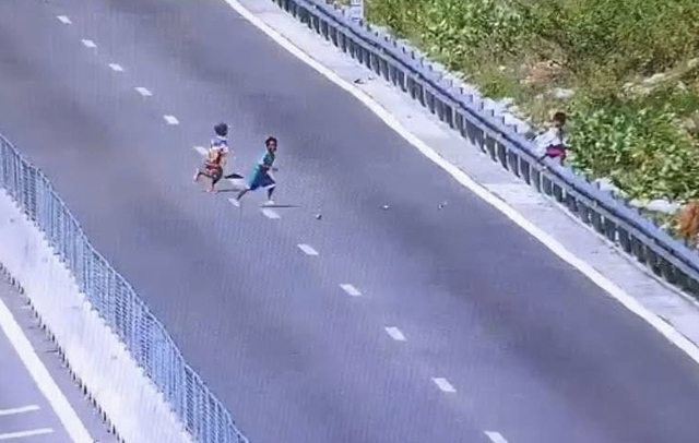 Phát hiện 3 trẻ em chặn xe, ném đá lên đường cao tốc Cam Lâm - Vĩnh Hảo- Ảnh 1. Phát hiện 3 trẻ em chặn xe, ném đá lên đường cao tốc Cam Lâm - Vĩnh Hảo- Ảnh 1.