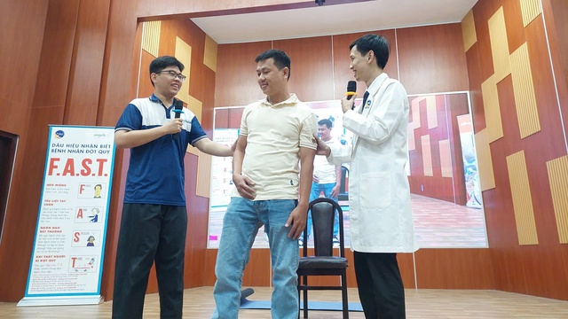 Hơn 300 sinh viên được mục sở thị kỹ thuật 'cứu người đột quỵ'- Ảnh 2. Hơn 300 sinh viên được mục sở thị kỹ thuật 'cứu người đột quỵ'- Ảnh 2.