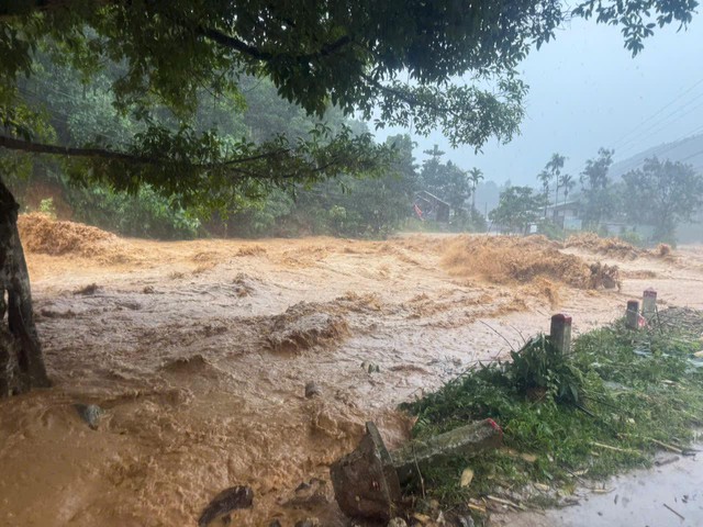 Lũ dữ trong đêm cuốn phăng 11 ngôi nhà ở vùng cao Đà Nẵng- Ảnh 2.