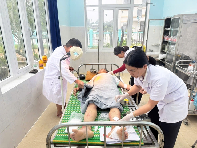 Đất núi bất ngờ đổ sụp, tài xế xe múc thoát chết trong gang tấc- Ảnh 1. Đất núi bất ngờ đổ sụp, tài xế xe múc thoát chết trong gang tấc- Ảnh 1.