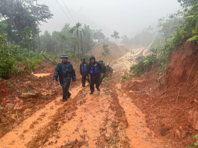 Lũ dữ trong đêm cuốn phăng 11 ngôi nhà ở vùng cao Đà Nẵng- Ảnh 3.