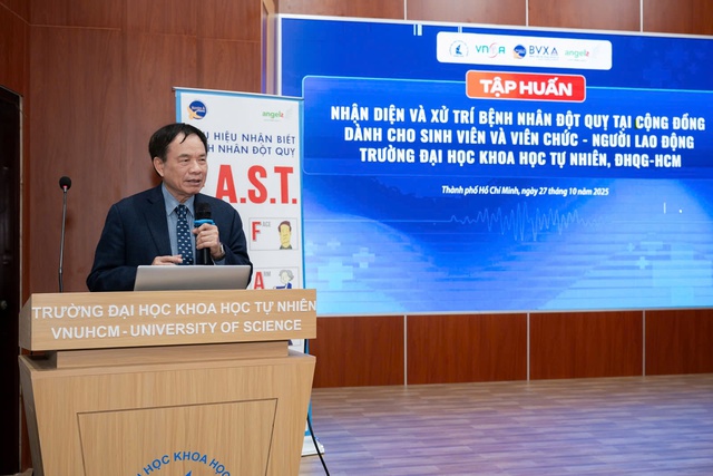 Hơn 300 sinh viên được mục sở thị kỹ thuật 'cứu người đột quỵ'- Ảnh 3. Hơn 300 sinh viên được mục sở thị kỹ thuật 'cứu người đột quỵ'- Ảnh 3.