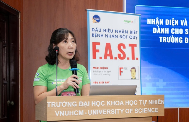 Hơn 300 sinh viên được mục sở thị kỹ thuật 'cứu người đột quỵ'- Ảnh 4. Hơn 300 sinh viên được mục sở thị kỹ thuật 'cứu người đột quỵ'- Ảnh 4.