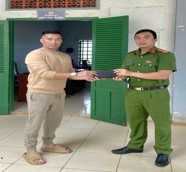 Nhặt được ví tiền gần 30 triệu đồng, 2 học sinh có hành động bất ngờ- Ảnh 2. Nhặt được ví tiền gần 30 triệu đồng, 2 học sinh có hành động bất ngờ- Ảnh 2.