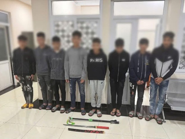 Bắt giữ nhóm thiếu niên cầm hung khí đi đánh người trong đêm- Ảnh 1. Bắt giữ nhóm thiếu niên cầm hung khí đi đánh người trong đêm- Ảnh 1.