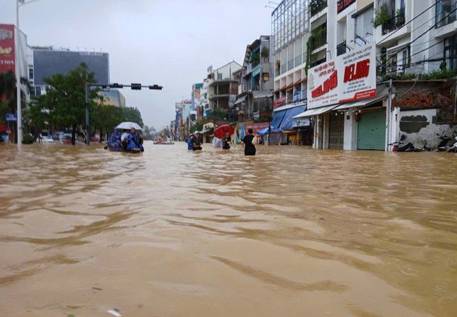 Tổ hợp đa thiên tai gây mưa lũ lịch sử ở miền Trung- Ảnh 3. Tổ hợp đa thiên tai gây mưa lũ lịch sử ở miền Trung- Ảnh 3.