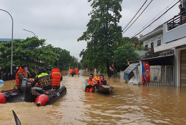 Mưa lớn vẫn chưa kết thúc, nhiều nơi ở miền Trung còn ngập sâu- Ảnh 2.
