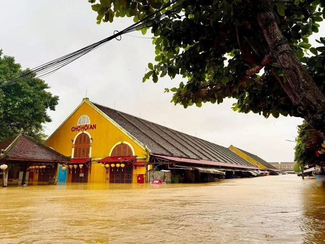 Mưa lũ miền Trung làm 16 người chết và mất tích, hơn 127 nghìn ngôi nhà bị nhấn chìm- Ảnh 2. Mưa lũ miền Trung làm 16 người chết và mất tích, hơn 127 nghìn ngôi nhà bị nhấn chìm- Ảnh 2.
