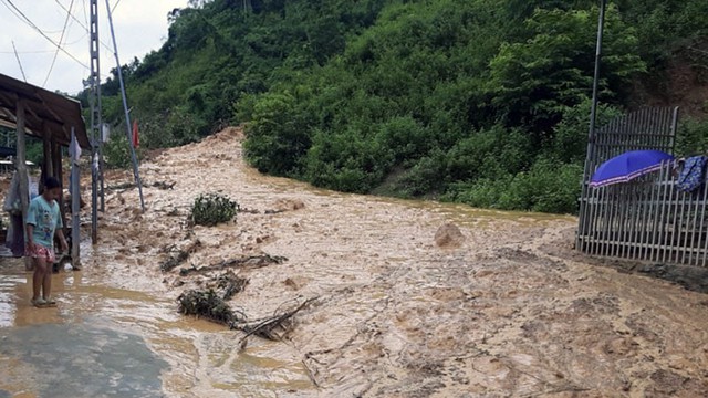 Duy trì mưa lớn trên 500mm, nhiều khu vực của miền Trung đối mặt với rủi ro lũ quét và sạt lở- Ảnh 2.